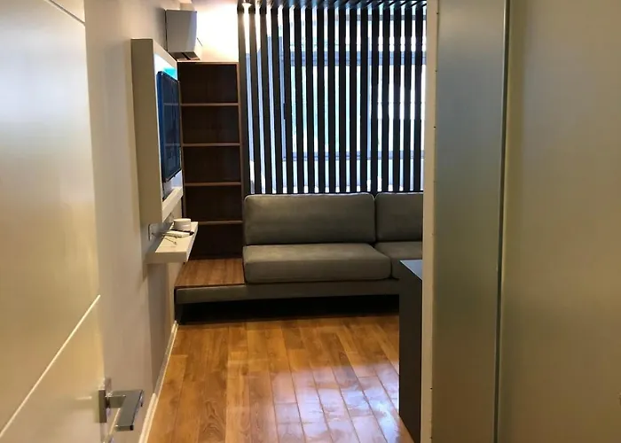 Earth, Comfy Near Center W Garden 1gbwifi Apartmán *